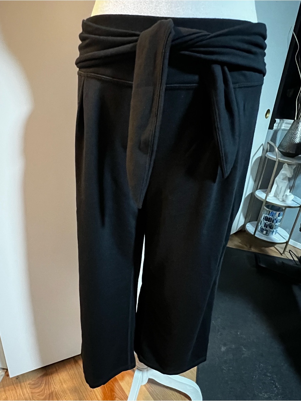 Xersion Black High-Waist Tie-Front Cropped Capris
